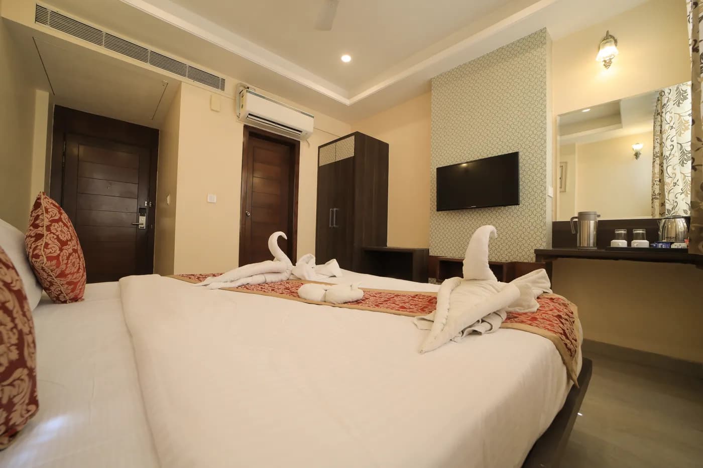 Cheelgadi deluxe hotel room with swan towel art in Jaipur
