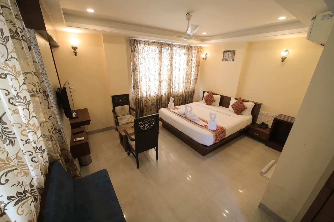 Cheelgadi premium room with seating area in Jaipur